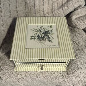 Nature’s Sketchbook by Marjolein Bastin sage green /cream keepsake and note box